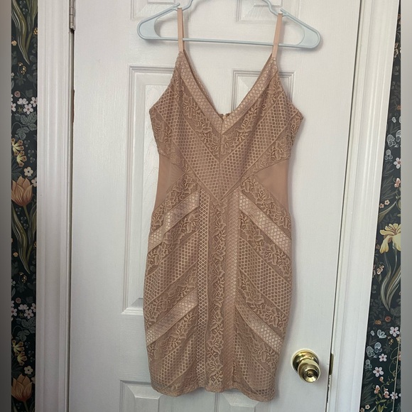 🌸GUESS🌸 bodycon nude sleeveless lace dress - Picture 4 of 12
